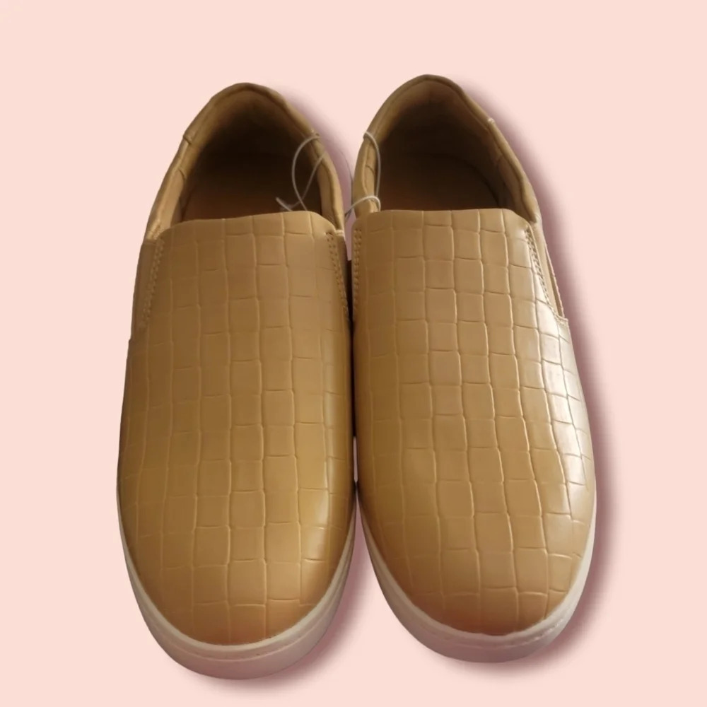Universal Thread shoes